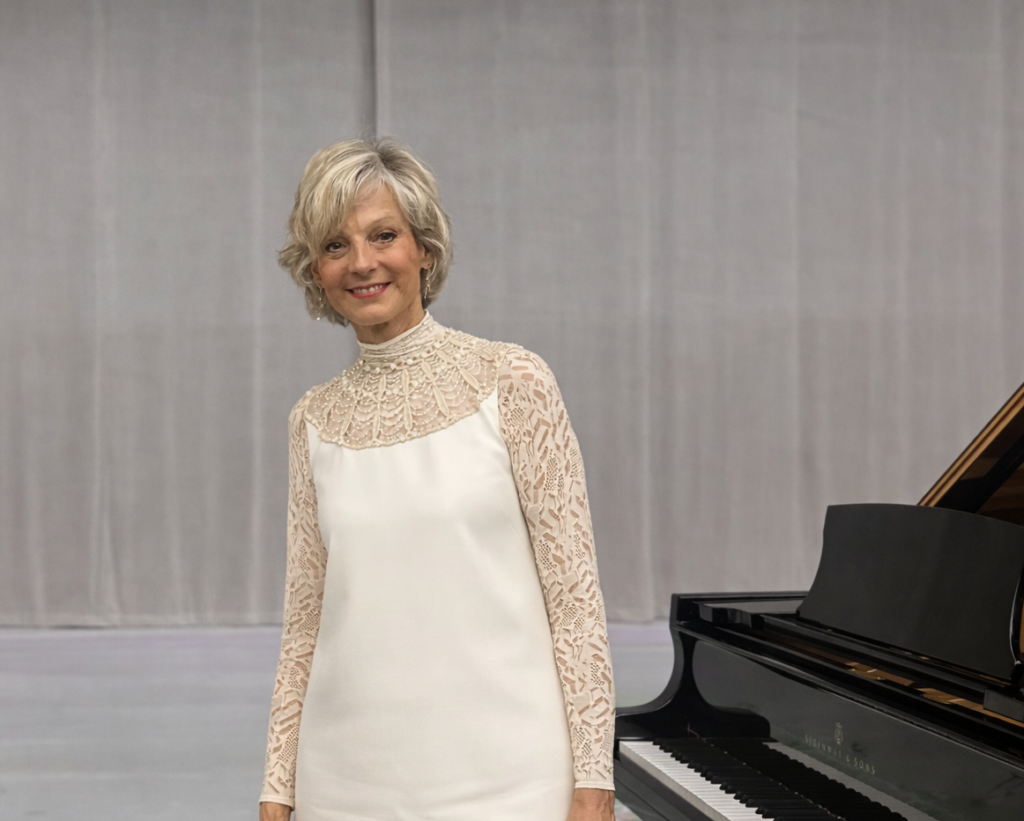 Hélène Mercier у рояля, портрет пианистки