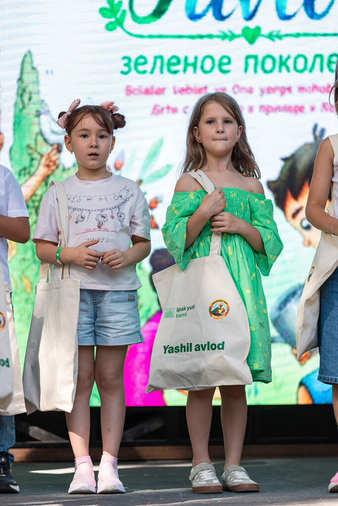 Юные участницы проекта Green Generation на презентации экоальманаха «Зелёное поколение»