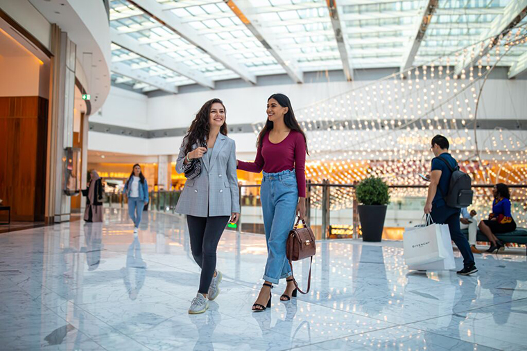 Посетительницы Dubai Mall во время фестиваля Dubai Summer Surprises в Дубае