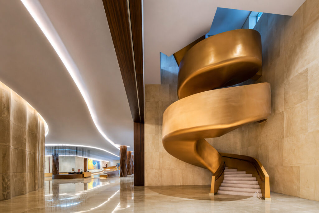 Dubaydagi Etihad muzeyida Union House tomon olib boruvchi spiral zinapoya.