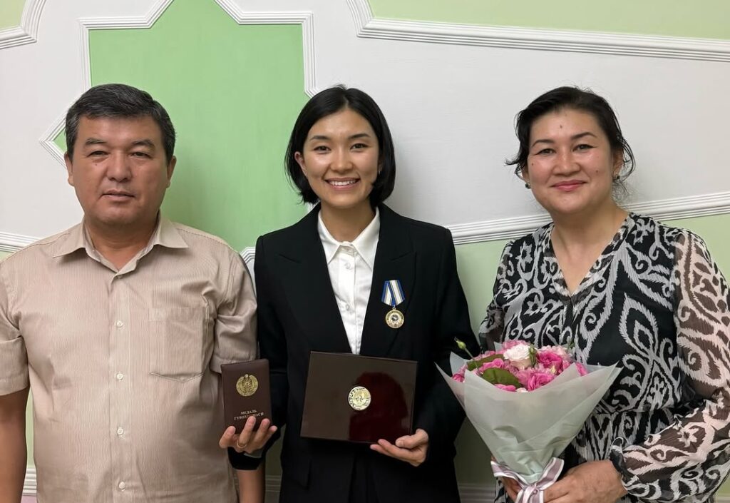 Мутабар Хушвактова с родителями после вручения нагрудного знака «Защитник природы».