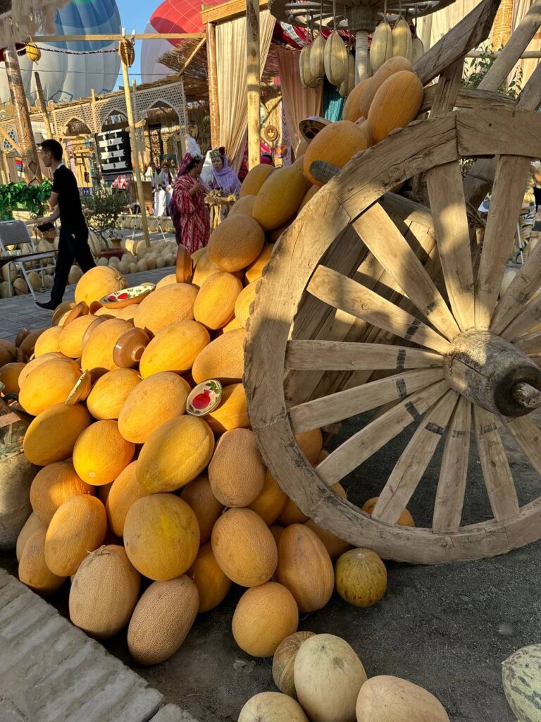 Разные сорта дынь на фестивале «Qovun sayli» в Хиве